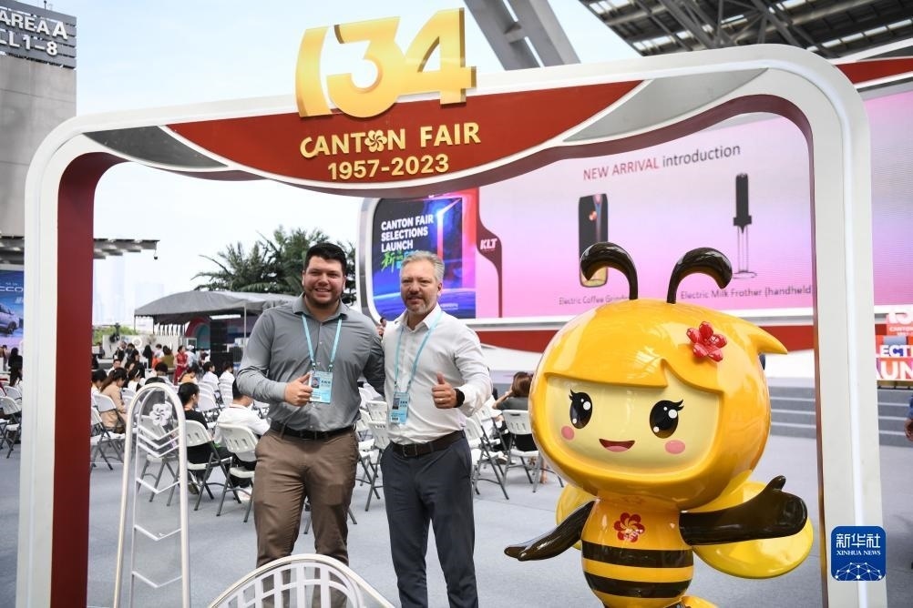 10月15日，來自巴西的采購商在廣交會上合影。新華社記者 鄧華 攝