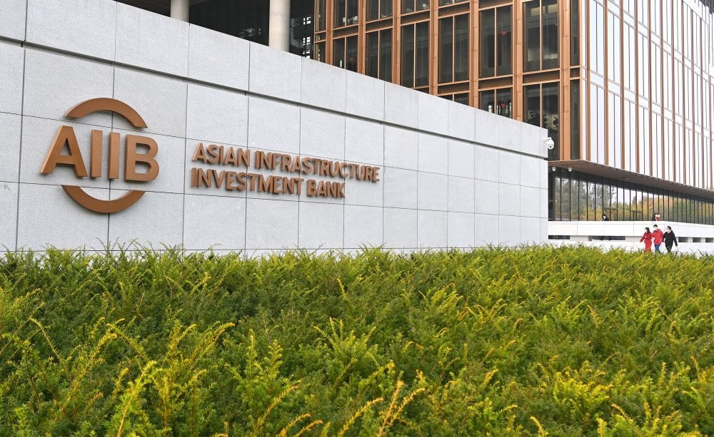 這是亞洲基礎(chǔ)設(shè)施投資銀行（亞投行）標(biāo)志（2021年10月25日攝）。新華社記者 李賀 攝