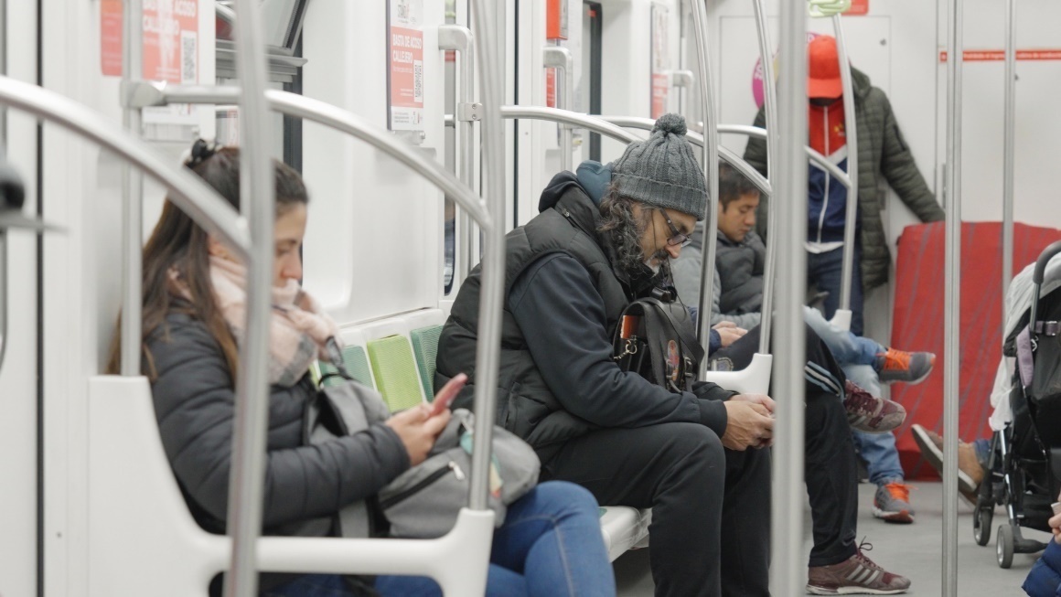 阿根廷布宜諾斯艾利斯市，乘客們乘坐A線地鐵從郊區(qū)前往市內(nèi)。人民網(wǎng)記者 張若涵攝