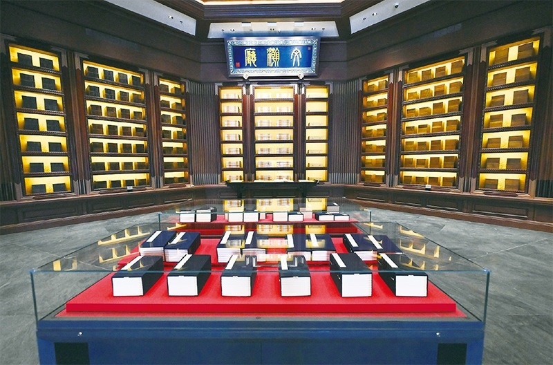 建設(shè)中國國家版本館，是以習(xí)近平同志為核心的黨中央作出的重大決策，是文明大國建設(shè)的基礎(chǔ)工程，是功在當(dāng)代、利在千秋的標(biāo)志性文化工程，充分體現(xiàn)了我們黨傳承發(fā)展中華文化的高度自覺、汲取歷史智慧更好走向未來的歷史主動。圖為2023年5月拍攝的中國國家版本館中央總館文瀚廳。 新華社發(fā)