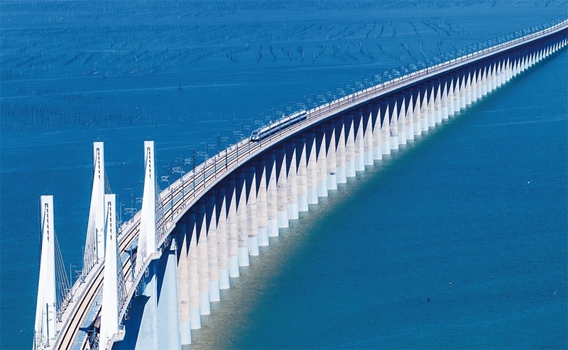 2023年9月28日，中國首條時速350公里跨海高鐵——福廈高鐵正式開通運營。圖為一列運行試驗車組駛過福廈高鐵湄洲灣跨海大橋（9月19日攝，無人機照片）。 新華社記者 魏培全/攝