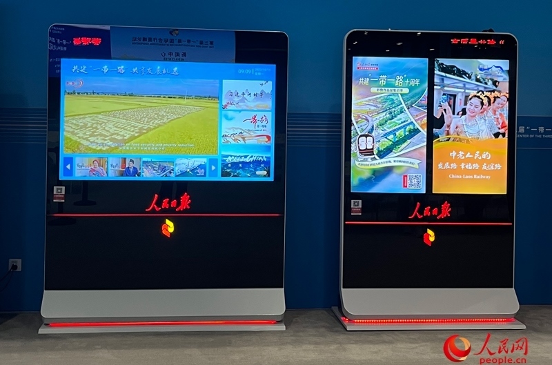 位于新聞中心的人民日報電子閱報欄。人民網(wǎng)記者 杜燕飛攝