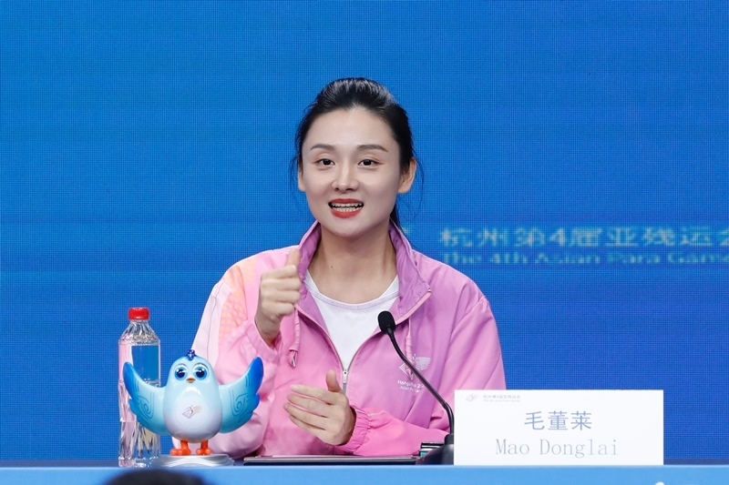 杭州市殘疾人綜合服務中心干事毛董萊介紹成為亞殘運會火炬手的經歷。杭州亞殘組委供圖