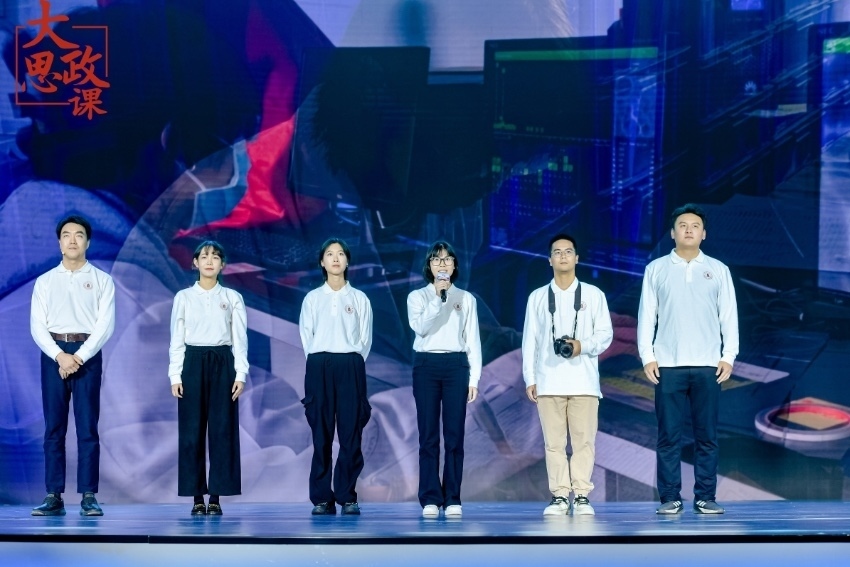 四川大學(xué)三星堆遺址考古隊隊長、考古文博學(xué)院教授黎海超和四川大學(xué)三星堆遺址考古隊隊員們