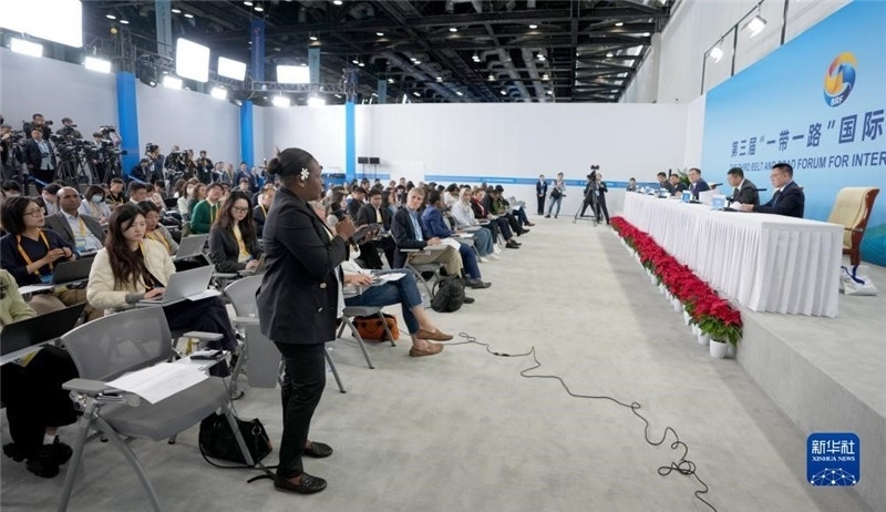 10月16日，第三屆“一帶一路”國際合作高峰論壇新聞中心在北京國家會議中心舉行首場吹風(fēng)會，邀請自然資源部國際合作司和相關(guān)單位負責人介紹有關(guān)情況，并回答記者提問。新華社記者 王毓國攝