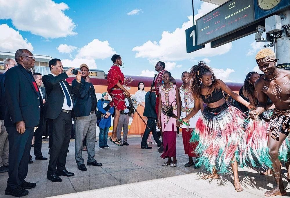 △2023年10月6日，多國駐肯使節(jié)在肯尼亞內(nèi)羅畢的蒙內(nèi)鐵路內(nèi)羅畢站觀看文藝演出。