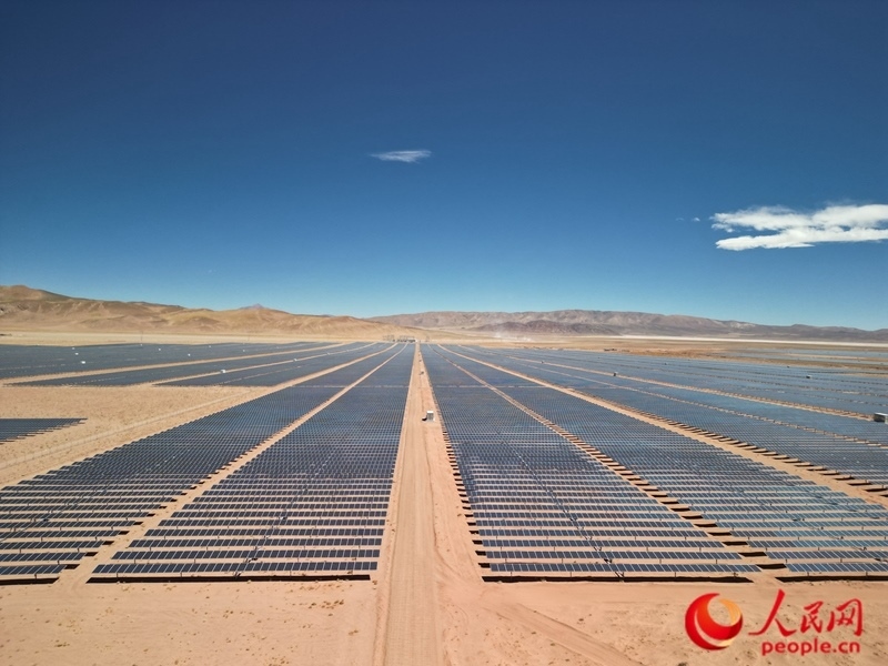 高查瑞光伏電站次第排開的光伏板（局部）。人民網(wǎng)記者 張若涵攝