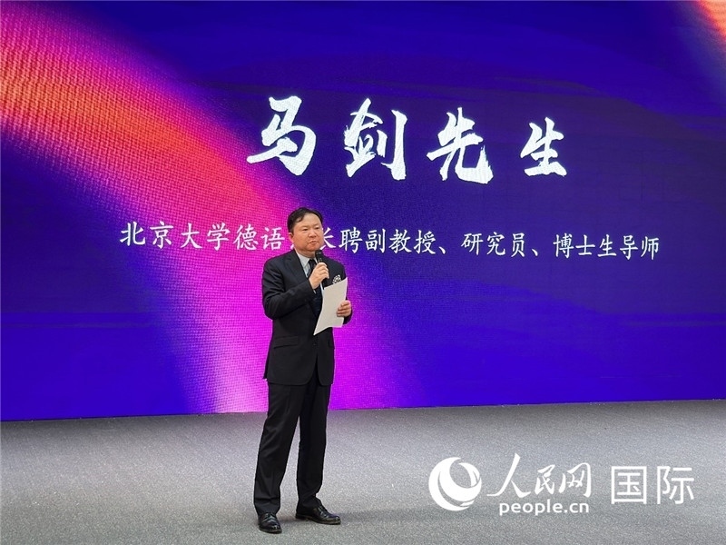 北京大學(xué)德語系長聘副教授馬劍點評學(xué)生表現(xiàn)。（攝影：張麗鷗）