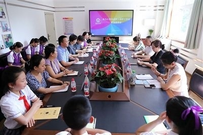 圖⑤：法治宣講結(jié)束后，重慶五中院組織召開座談會，聽取人大代表和朵力小學教師、家長代表對法院未成年人保護工作的意見建議。