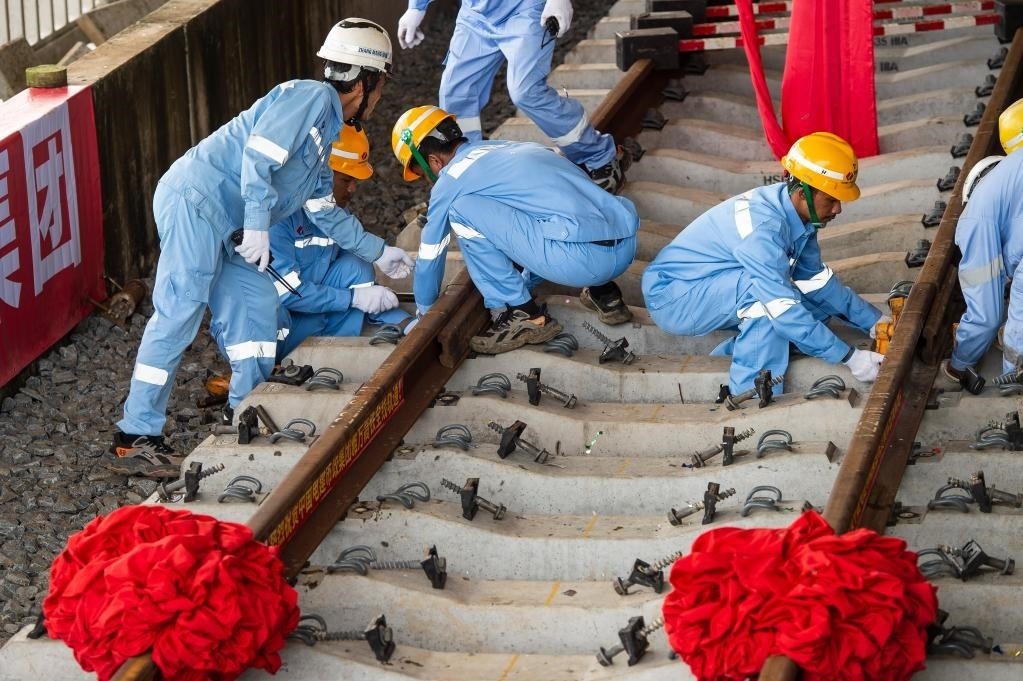 3月31日，在印度尼西亞雅加達(dá)雅萬高鐵哈利姆車站，工人鋪設(shè)雅萬高鐵全線最后一根鋼軌。