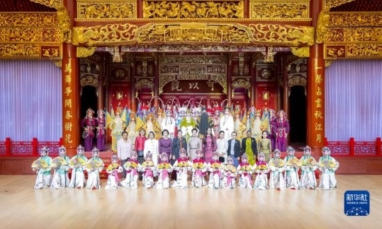  10月18日上午，國家主席習近平夫人彭麗媛邀請出席第三屆“一帶一路”國際合作高峰論壇的外方領導人夫人參觀中國工藝美術館（中國非物質(zhì)文化遺產(chǎn)館）。這是彭麗媛同外方領導人夫人與文藝演出演職人員合影。新華社記者 丁林 攝