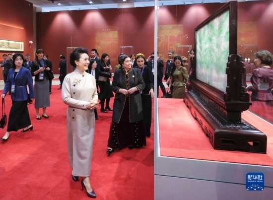  10月18日上午，國家主席習近平夫人彭麗媛邀請出席第三屆“一帶一路”國際合作高峰論壇的外方領導人夫人參觀中國工藝美術館（中國非物質(zhì)文化遺產(chǎn)館）。這是彭麗媛同外方領導人夫人參觀展品。新華社記者 丁林 攝