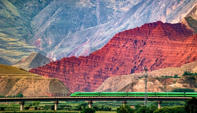 穿越丹霞地貌的火車(chē)。蘭州局集團(tuán)公司融媒體中心供圖