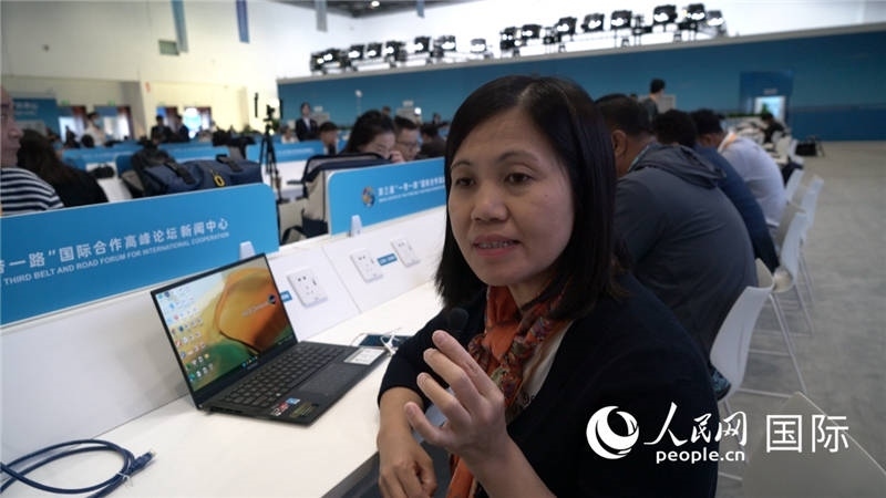 越南之聲廣播電臺(tái)記者胡鴻行（音譯，H? H?ng H?nh）與記者交談。人民網(wǎng) 楊春燕攝