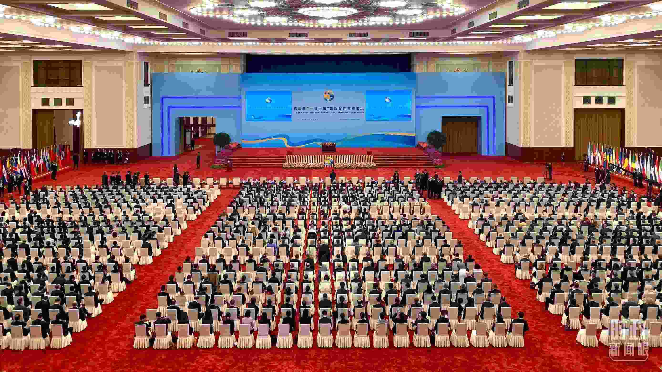 △人民大會(huì)堂宴會(huì)廳。這是開幕式之前的現(xiàn)場。（總臺(tái)央視記者李增仁拍攝）