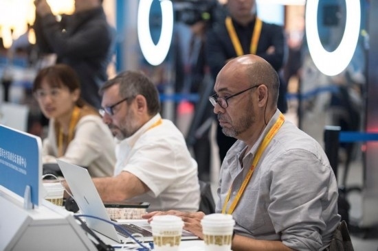 10月17日，記者在“一帶一路”國(guó)際合作高峰論壇新聞中心工作。新華社記者 張豪夫 攝