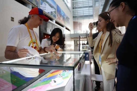 10月16日，參會(huì)記者在“一帶一路”國(guó)際合作高峰論壇新聞中心參觀展示的中國(guó)非物質(zhì)文化遺產(chǎn)展品。新華社記者 陳斌 攝