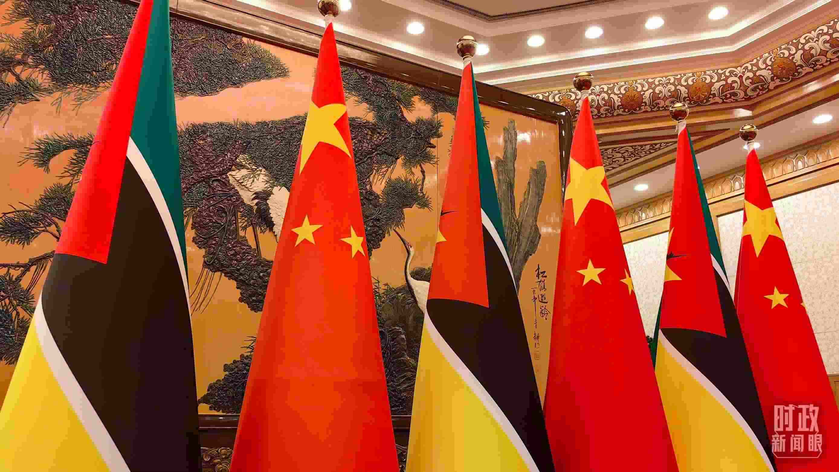 △會見現(xiàn)場，中國、莫桑比克兩國國旗。（總臺央廣記者潘毅拍攝）