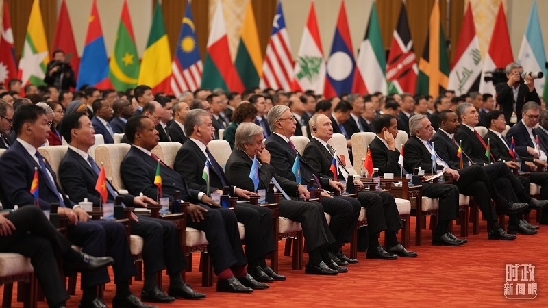 △18日上午，外方領(lǐng)導(dǎo)人在開幕式上聆聽習(xí)近平主席主旨演講。（總臺國廣記者李晉拍攝）