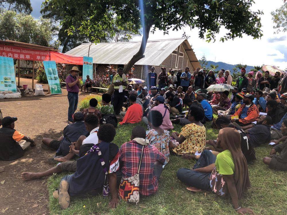 △2020年12月15日，中國專家在巴布亞新幾內(nèi)亞東高地省中國援助巴新菌草和旱稻技術(shù)項目第9期培訓(xùn)班上授課。