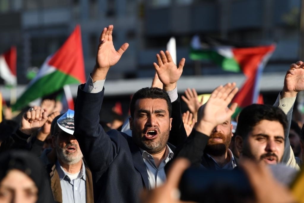 10月18日，人們?cè)谝晾实潞谔m舉行集會(huì)。當(dāng)日，突尼斯、土耳其、伊朗等多國(guó)民眾舉行集會(huì)，表達(dá)對(duì)巴勒斯坦人民的支持，并譴責(zé)針對(duì)加沙城醫(yī)院的襲擊。新華社記者 沙達(dá)提 攝