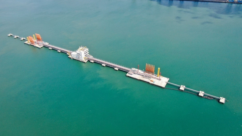 這是肯尼亞蒙巴薩油碼頭（2023年9月20日攝，無人機照片）。新華社發(fā)（中國交通建設(shè)股份有限公司肯尼亞蒙巴薩新建油碼頭項目部供圖）