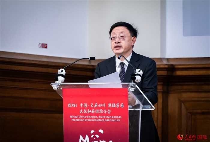 四川省文化和旅游廳廳長戴允康作文化旅游推介。人民網(wǎng) 郭錦標(biāo)攝