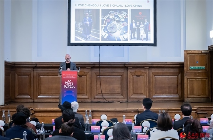 英國群英創(chuàng)意全球首席執(zhí)行官杰米·撒杰特在現(xiàn)場發(fā)言，分享如何進一步提升四川旅游的國際影響力、吸引更多的英國游客。人民網(wǎng) 郭錦標(biāo)攝