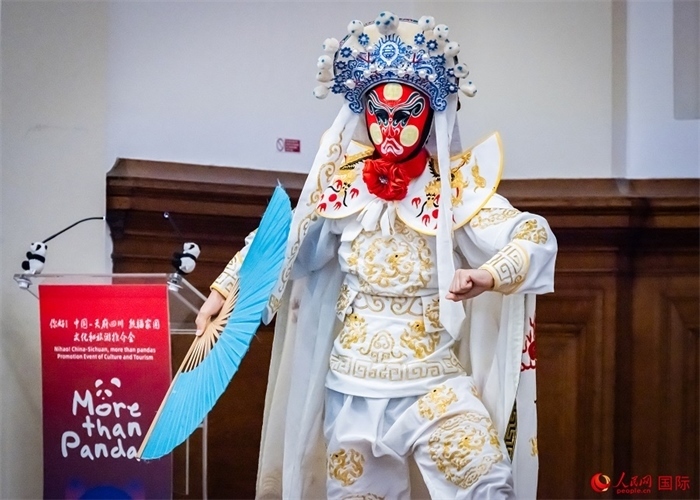 川劇絕活變臉表演。人民網(wǎng) 郭錦標(biāo)攝