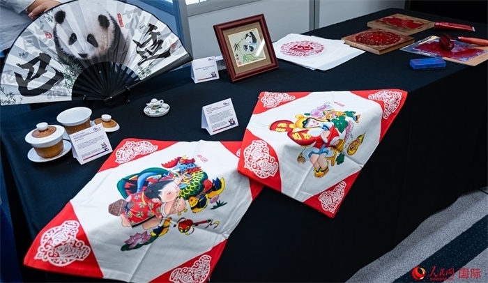 活動現(xiàn)場的現(xiàn)場文創(chuàng)展、互動體驗區(qū)、非遺區(qū)展示。人民網(wǎng) 郭錦標(biāo)攝