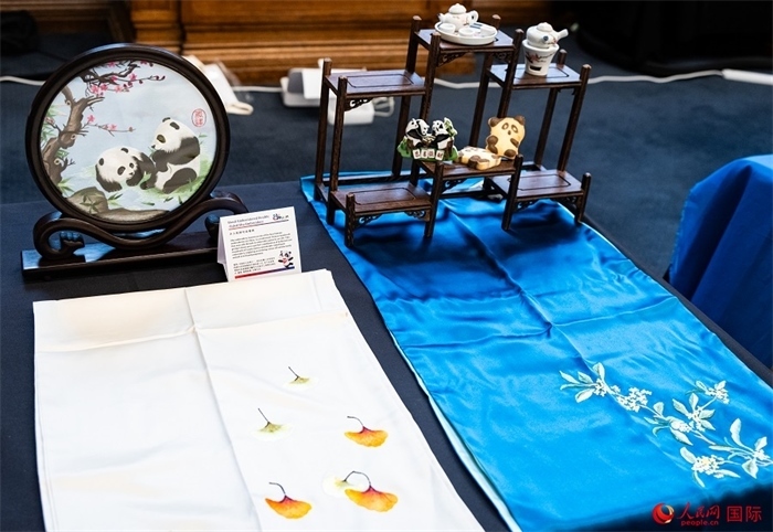 活動現(xiàn)場的現(xiàn)場文創(chuàng)展、互動體驗區(qū)、非遺區(qū)展示。人民網(wǎng) 郭錦標(biāo)攝