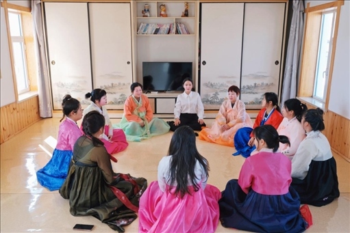 2023年6月，楊麗娜（后中）對(duì)擔(dān)任民宿管家的光東村村民們進(jìn)行標(biāo)準(zhǔn)化培訓(xùn)。（新華社記者金津秀攝）