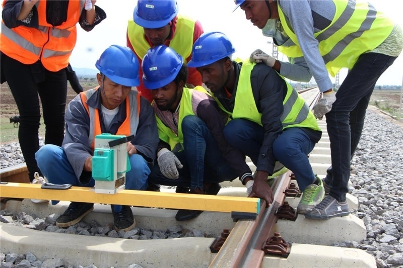 中方員工在鐵路現(xiàn)場(chǎng)培訓(xùn)埃方員工。 中國(guó)土木工程集團(tuán)有限公司供圖