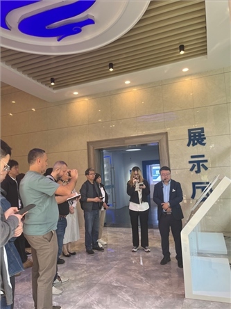 （在文瀾智谷中試產(chǎn)業(yè)基地，中外記者深入了解科技轉(zhuǎn)化情況 趙橙涔攝）