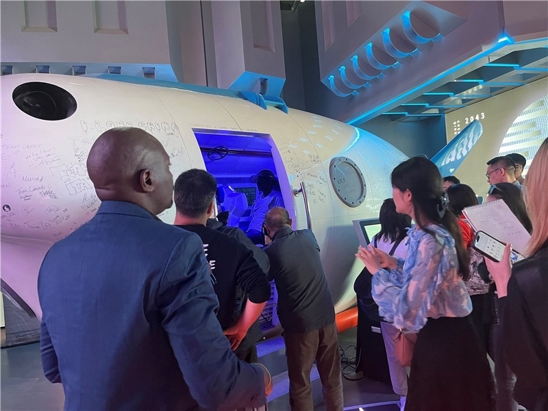 （中外記者在元宇宙數(shù)字文旅產(chǎn)業(yè)園內(nèi)體驗(yàn)SoReal“蛟龍”號載人深海模擬體驗(yàn)器 趙橙涔攝）