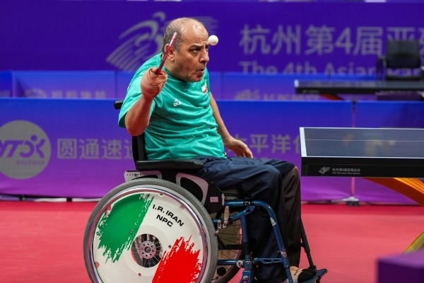 10月23日，杭州第4屆亞殘運(yùn)會(huì)乒乓球男子單打Class2小組循環(huán)賽舉行。圖為伊朗隊(duì)選手哈桑·簡(jiǎn)費(fèi)尚在比賽中。圖片來(lái)源：杭州亞殘組委會(huì)