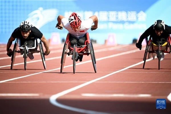 10月23日，中國(guó)選手龔文浩（左二）在杭州第4屆亞殘運(yùn)會(huì)男子100米-T34決賽的比賽中。他以15秒55的成績(jī)獲得該項(xiàng)目銀牌。新華社記者 江漢攝