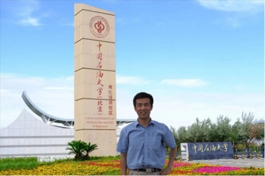 北京交通大學(xué)“銀齡教師”黃曉鳴。校方供圖