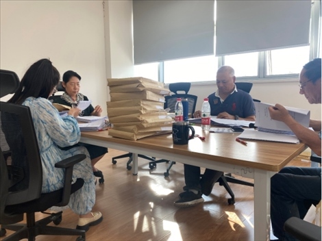 北京交通大學(xué)退休教師田立年與當(dāng)?shù)貛熒谝黄?。校方供圖