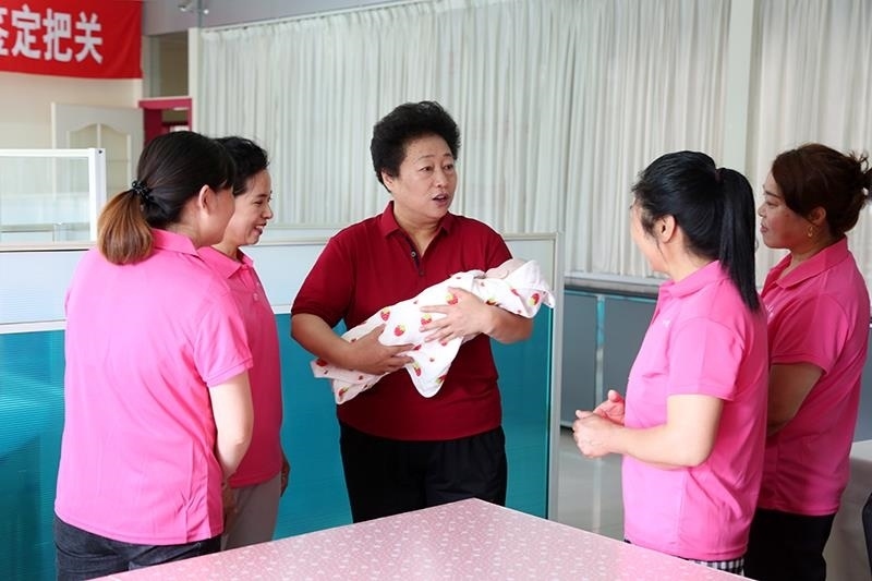 △2021年6月2日，卓長(zhǎng)立（中）指導(dǎo)正在接受培訓(xùn)的家政服務(wù)員。