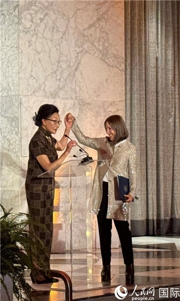 加州副州長康伊蓮為方李邦琴獲獎致辭。人民網(wǎng)記者 鄧圩攝