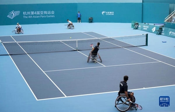 10月24日，在杭州第4屆亞殘運會輪椅網(wǎng)球男子雙打1/4決賽中，中國組合董順江/紀珍旭以0比2不敵韓國組合任浩元/韓成奉，無緣半決賽。圖為董順江（右二）/紀珍旭（右一）在比賽中。新華社記者 才揚攝