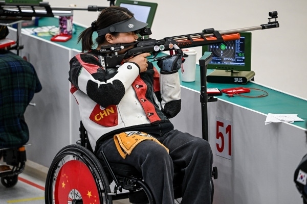 10月23日，杭州第4屆亞殘運會射擊(R2)SH1級女子10米氣步槍立射資格賽舉行。圖為中國隊選手張翠平在比賽中。圖片來源：杭州亞殘組委