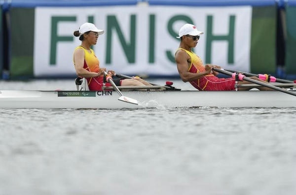 2021年8月29日，在東京殘奧會賽艇項目PR2級混合雙人雙槳決賽中，中國組合劉爽/蔣繼劍獲得銅牌。圖為劉爽（左）/蔣繼劍在比賽中。新華社記者 胡虎虎攝（資料圖）