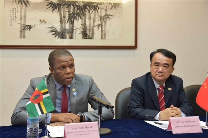 多公共工程部部長格蘭特（左一）向與會記者介紹赴華參會情況。駐多米尼克使館供圖