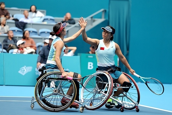 10月25日，杭州亞殘運(yùn)會(huì)輪椅網(wǎng)球女雙決賽，中國(guó)組合朱珍珍(右)/郭珞瑤慶祝得分。人民網(wǎng)記者 胡雪蓉?cái)z