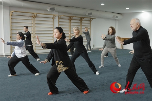 阿根廷武術(shù)俱樂部協(xié)會副會長陳敏正在教學(xué)。人民網(wǎng)記者 張若涵攝