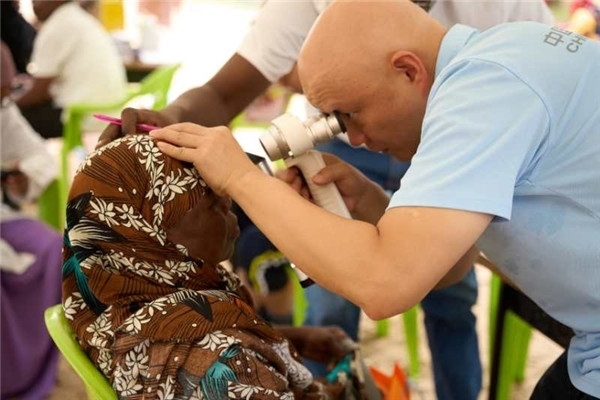 醫(yī)療隊為當(dāng)?shù)鼗颊吡x診。中國援桑醫(yī)療隊供圖