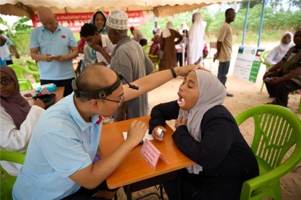 醫(yī)療隊為當(dāng)?shù)鼗颊吡x診。中國援桑醫(yī)療隊供圖