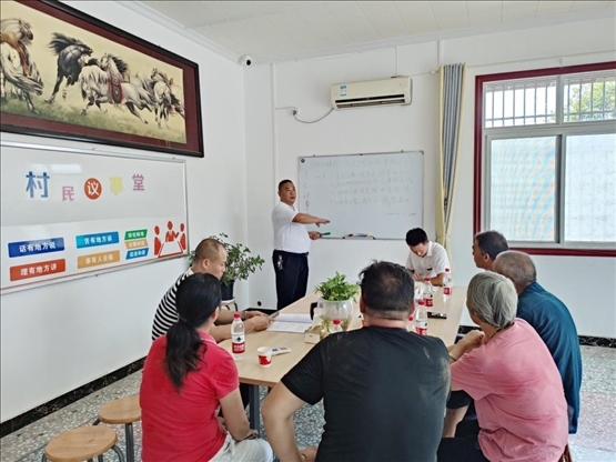 泉塘村17組議事會(huì)正在討論土地整理事項(xiàng)。湖南省司法廳供圖